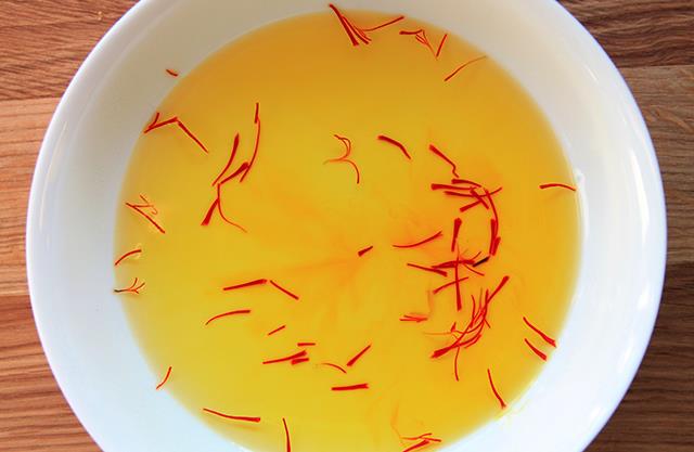 رنگ زعفران اصل در داخل آب | شرکت صدف پک